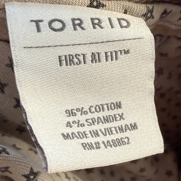 Torrid Women's Beige Cargo Shorts - Picture 3 of 4